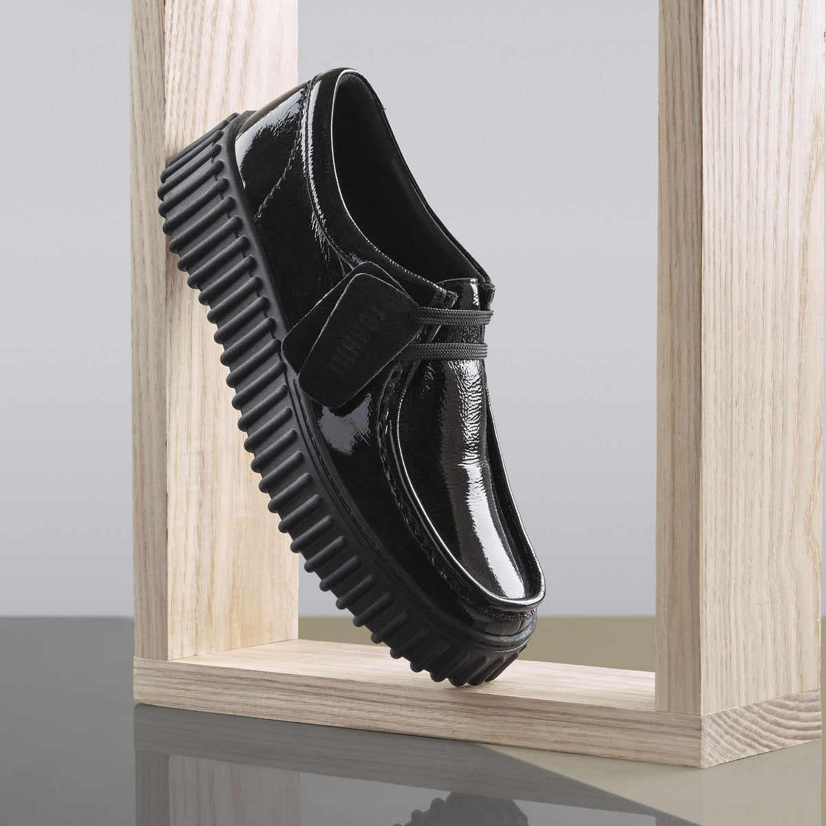 Torhill Bee Black Patent - US 0519